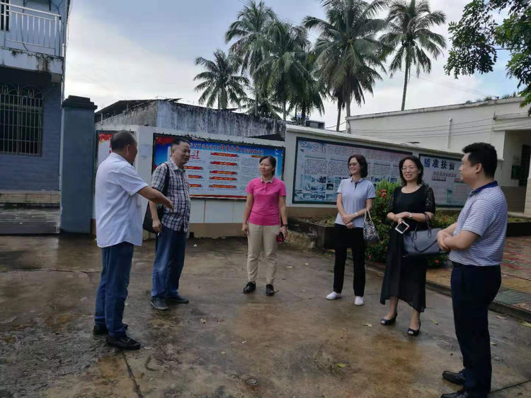 市金控公司黨委書(shū)記、董事長(zhǎng)王治平帶領(lǐng)公司領(lǐng)導(dǎo)班子、幫扶小組及公司黨員                        前往清泉村開(kāi)展中秋慰問(wèn)系列活動(dòng)